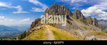 Panoramablick auf den Aiguilles de Chabrieres (chabrieres Nadeln) im Sommer. Nationalpark Ecrins, Hautes-Alpes, Südliche französische Alpen, Frankreich Stockfoto