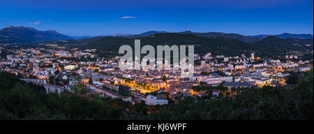 Panoramablick auf die Stadt Spalt in der Dämmerung erhöht. Hautes-Alpes, Südliche französische Alpen, Frankreich Stockfoto