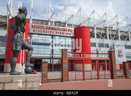 Statue von George Hardwick außerhalb Middlesbrough Fußball Club, England, Großbritannien Stockfoto