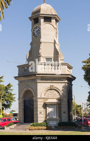 Das memorial Clock Tower auf der Gloucester Road Taradale Napier Neuseeland Ehren Neuseeländer, die im Zweiten Weltkrieg diente 1. Stockfoto