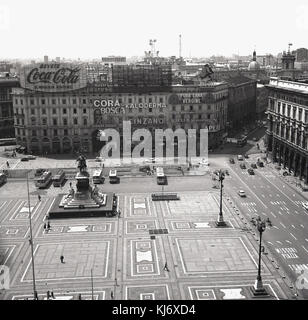 1950er Jahre, historischen Blick auf die Piazza del Duomo in Mailand, einer der faszinierendsten Plätze in Italien und in dieser Zeit ein Ort, an dem große Unternehmen ihre Produkte wie Coca-Cola und Cinzano beworben. Stockfoto