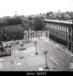 1950er Jahre, historischen Blick auf die Piazza del Duomo in Mailand, einer der faszinierendsten Plätze in Italien und in dieser Zeit ein Ort, an dem große Unternehmen ihre Produkte wie Coca-Cola und Cinzano beworben. Stockfoto