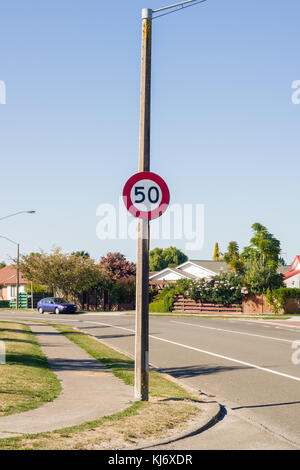 Urban 50 Kilometer pro Stunde Anmelden typische Wohngegend in Australien und Neuseeland verwendet Stockfoto