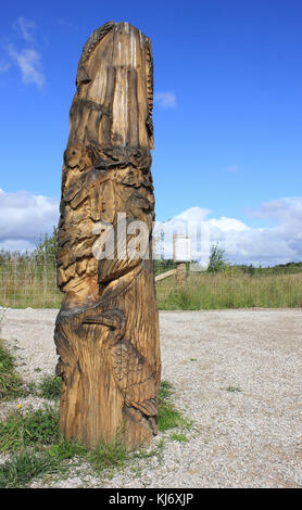 Aus Holz geschnitzte Totem Pole, Vögeln und Wildtieren - Zum 60. Jahrestag der RSPB Fairburn Ings finden Gedenken Stockfoto