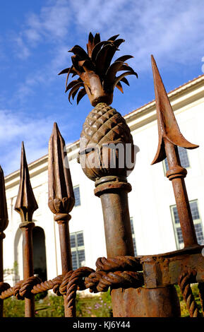 Dekorative Ananas auf Zaunpfosten, Gärten des Palazzo Pitti, Florenz, Italien Stockfoto