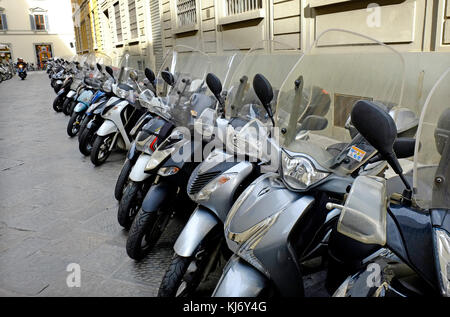 Roller auf der Straße geparkt, Florenz, Italien Stockfoto