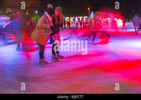 Eislaufen Eindrücke auf outdoor Weihnachten Schlittschuh Eislaufbahn in Bournemouth, Dorset Großbritannien im November - draußen Eislaufbahn Stockfoto