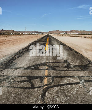 Nahaufnahme der beschädigten historischen Strasse 66 zwischen Kingman und Cool Springs im Sommer, Arizona, USA. Stockfoto