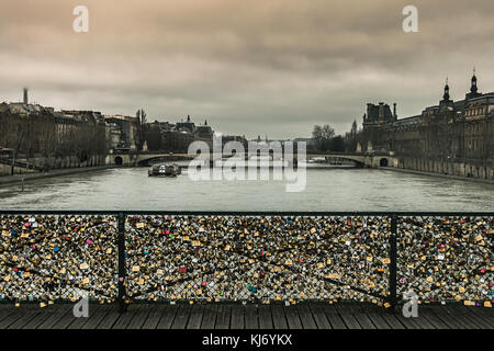 Liebe Schlösser in Paris. Szene aus dem "Pont des Arts' an einem bewölkten Tag. Schlösser wurde entfernt, da diese Aufnahme gemacht wurde. Stockfoto
