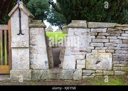 Drücken Sie sich in die Wand der St. Mary's Church, Barnsley Village, Cotswolds, Gloucestershire, Großbritannien Stockfoto