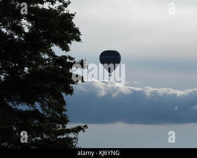 Eine majestätische Heißluftballon gleitet über Stratford-upon-Avon, England Großbritannien Stockfoto