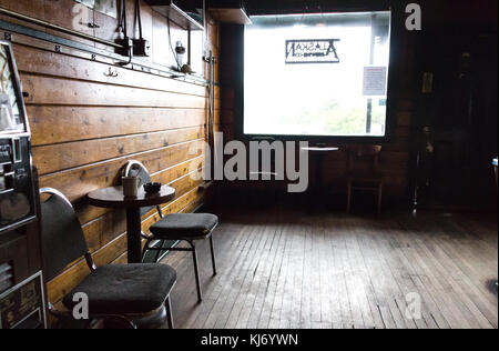 Kodiak, Alaska, USA - August 7th, 2017: Innenraum der b&b Bar auf der 326 shelikof st in Kodiak, Alaska. Stockfoto