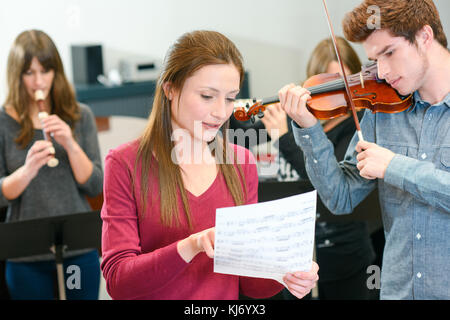 Musik Lehrer Nachhilfe junge Mann Violine zu spielen Stockfoto