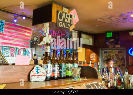Kodiak, Alaska, USA - August 7., 2017: die Bierflaschen im b&b Bar auf der 326 shelikof st in Kodiak, Alaska. Stockfoto