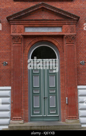 Nahaufnahme auf eine grüne Doppeltür Stockfoto