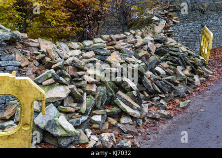 Trockenmauer in Bibury, Cotswolds, Gloucestershire, England, Großbritannien gebaut Stockfoto