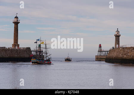 Als modernes Schiff zurück in den Hafen von Whitby, North Yorkshire, eine Replik Replik von Hms Endeavour von Captain James Cook segelte, Blätter auf einem. Stockfoto