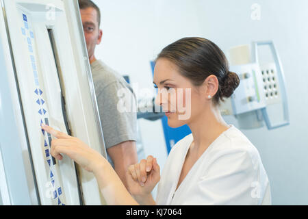 Schöne Ärztin Einstellung MRT-Scanner Stockfoto