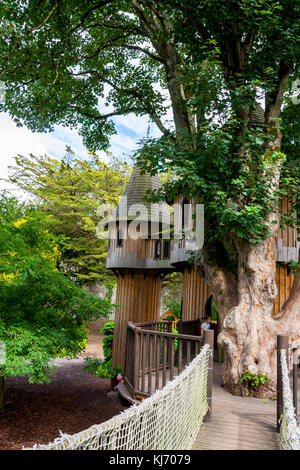 Holzbrücke mit der größte irische Treehouse befestigt, die an einen Kinderspielplatz Birr Castle, Co Offaly Stockfoto