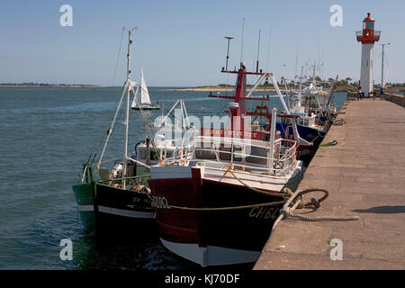 Hafen von St Vaast Wellenbrecher, mit Leuchtturm und Fischerbooten neben, Normandie, Frankreich Stockfoto