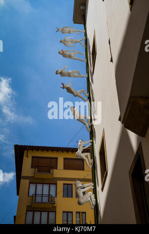 Statuen gehen auf eine Wand in Florenz Stockfoto