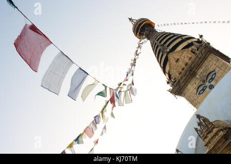 Swayambhunath (oder Monkey Tempel), ist eine alte religiöse Architektur auf einem Hügel im Tal von Katmandu. Nepal. Stockfoto