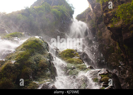 Ein Wasserfall entlang der schmutzige Straße in die Berge des Himalaja, marsyangdi Tal nach manang. Nepal Stockfoto