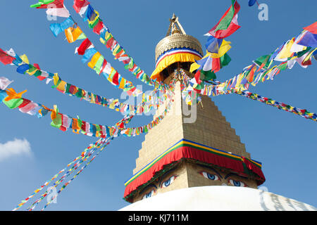 Boudhanath, der größten Stupa der Welt mit betenden Flaggen rund um Kathmandu. Stockfoto