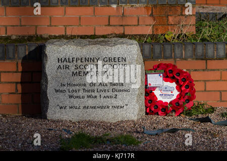 Halfpenny Green Air Scout Memorial mit Mohn Kranz. Wolverhampton Halfpenny Green Airport. Staffordshire. England. Großbritannien Stockfoto