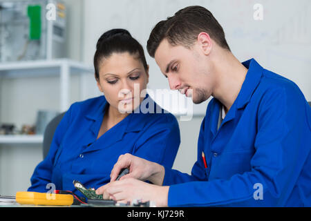 Schüler in der Klasse der Elektronik an der Universität Stockfoto