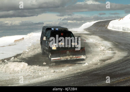 Ein schneepflug Clearing der Straße auf einem Berg in Colorado. Stockfoto