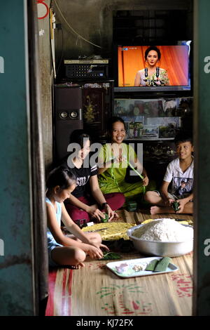 Vietnamesische Familie bereitet Reis Pfannkuchen für den Markt zu Hause in Ein lokales Dorf Stockfoto