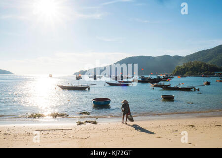 Fischerboote vor dem Strand auf den Cham Islands in Vietnam Stockfoto