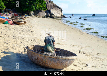 Vietnamesische Fischerin mit einem traditionellen Runde coracle Warenkorb Boot Stockfoto
