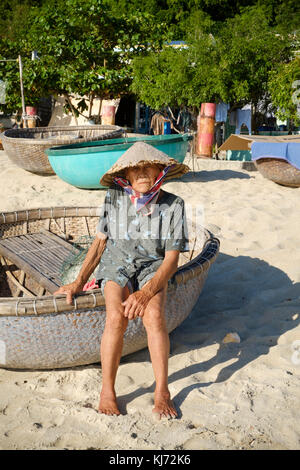 Vietnamesische Fischerin mit einem traditionellen Runde coracle Warenkorb Boot Stockfoto