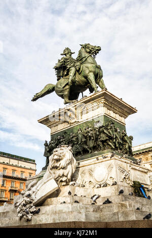 Reiterstatue von König Vittorio Emanuele II. Auf der Piazza del Duomo (Domplatz). Mailand, Provinz Mailand, Italien. Stockfoto