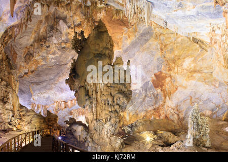 Stalagmiten und Strömungssteine in Paradise Cave (Thien Duong) im Phong Nha-Ke Bang Nationalpark, Vietnam Stockfoto