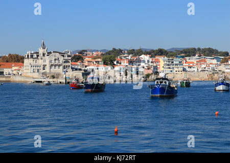 Blick auf das Dorf Cascais vom Meer. Portugal.. november 2017 Stockfoto