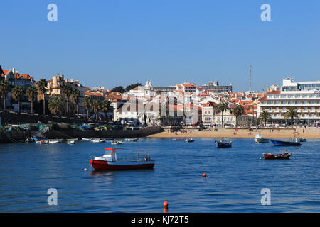 Blick auf das Dorf Cascais vom Meer. Portugal.. november 2017 Stockfoto