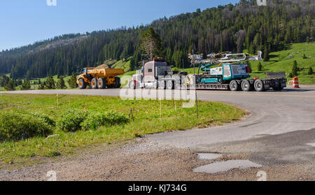 Yellowstone National Park, Wyoming, USA - 18. Juli 2017: Road construction equipment in eine Baustelle geparkt. Strassenbauprojekte in Yellowstone National p Stockfoto