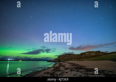 Northern Lights an angesehen Ganavan Sands in der Nähe von Oban an der Westküste von Schottland im November 2017 Stockfoto