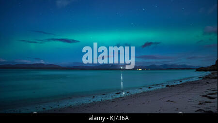 Northern Lights an angesehen Ganavan Sands in der Nähe von Oban an der Westküste von Schottland im November 2017 Stockfoto