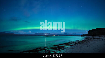 Northern Lights an angesehen Ganavan Sands in der Nähe von Oban an der Westküste von Schottland im November 2017 Stockfoto