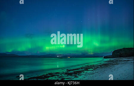 Northern Lights an angesehen Ganavan Sands in der Nähe von Oban an der Westküste von Schottland im November 2017 Stockfoto