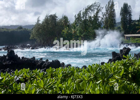 Wellen, die an der Küste von Maui, Hawaii bei Hana keanae Peninsula entlang der Straße. Stockfoto