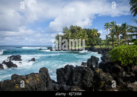 Wellen, die an der Küste von Maui, Hawaii bei Hana keanae Peninsula entlang der Straße. Stockfoto