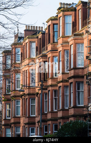 Blick auf ein typisches rotes Sandstein-Mietshaus im Queens Park-Viertel von Glasgow, Schottland, Großbritannien Stockfoto