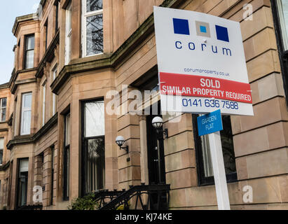 Verkauft sign on Queens Drive in Queens Park District of Glasgow, Scotland, Vereinigtes Königreich Stockfoto