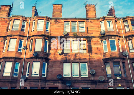 Blick auf ein typisches rotes Sandstein-Mietshaus im Stadtteil Govanhill von Glasgow, Schottland, Großbritannien Stockfoto