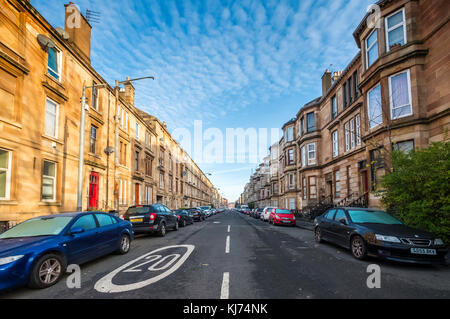 Blick auf die Annette Street eine typische Straße mit Mietshäusern im Stadtteil Govanhill von Glasgow, Schottland, Großbritannien Stockfoto